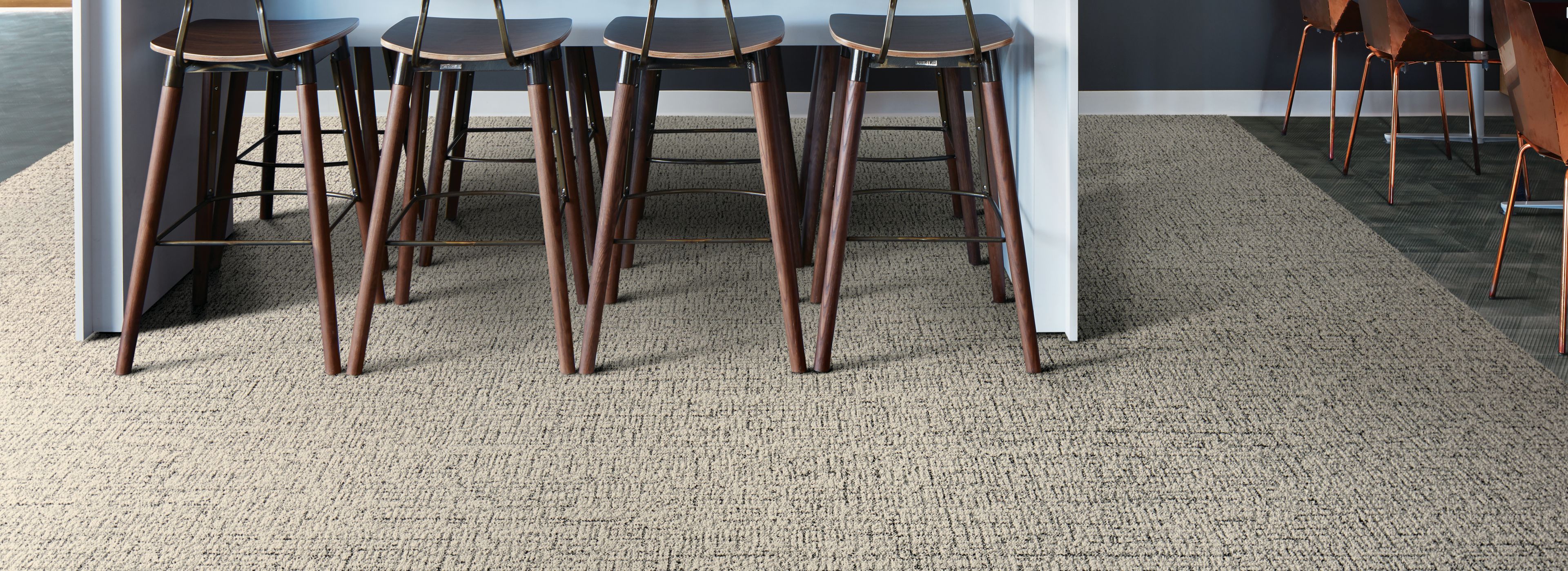 Interface Haptic plank carpet tile and Drawn Lines LVT in public office space with wood grid ceiling número de imagen 1